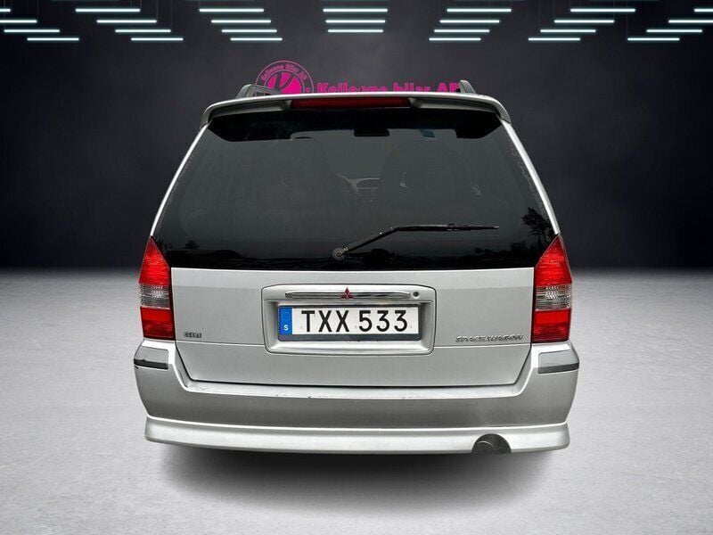 Begagnad Mitsubishi Space Wagon 147 HK (108 kW) 2002 Grå Minibuss
