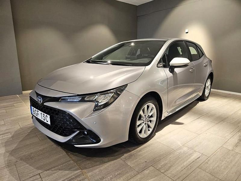 Silver Begagnad 2023 Toyota Corolla Hybrid Active Halvkombi | 219 000 kr (Bra pris) - Bild 1/4