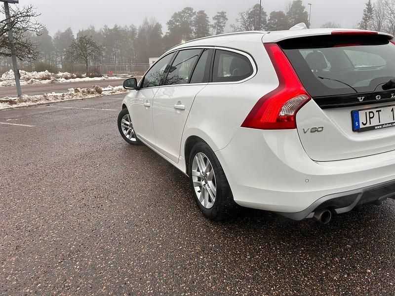 Begagnad Volvo V60 R-Design 150 HK (110 kW) 2012 Kombi