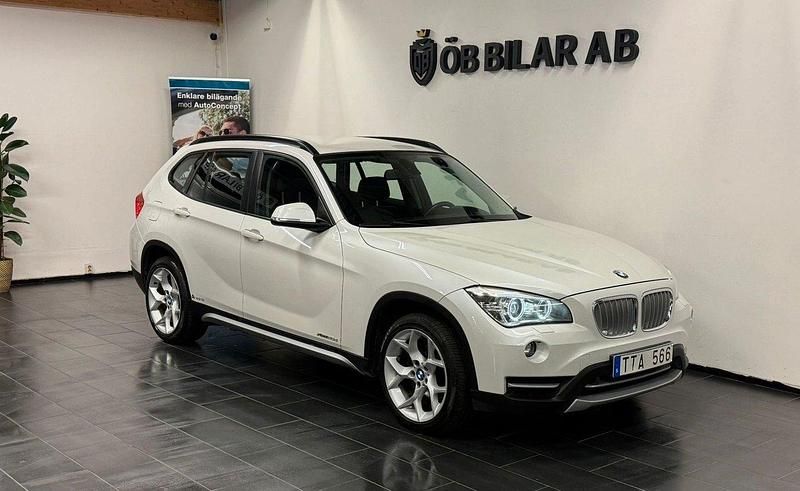 Vit Begagnad 2013 BMW X1 xLine SUV | 129 900 kr (Marknadspris) - Bild 1/4