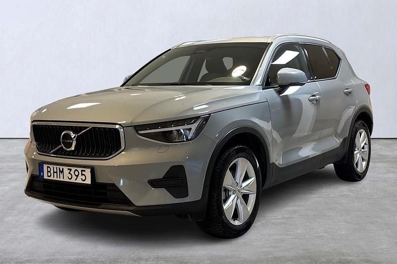 Grå Begagnad 2023 Volvo XC40 Core SUV | 349 900 kr (Marknadspris) - Bild 1/4