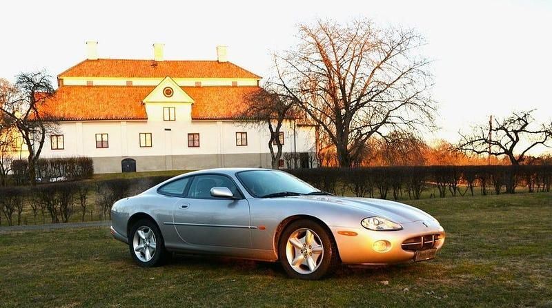 Begagnad Jaguar XK 301 HK (221 kW) 2003 Silver met/antracit skinn Sportkupé