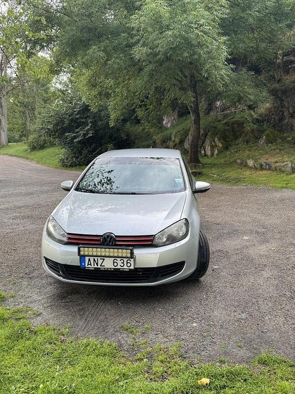 Silver Begagnad 2012 VW Golf VII Halvkombi | 48 000 kr (Marknadspris) - Bild 1/4