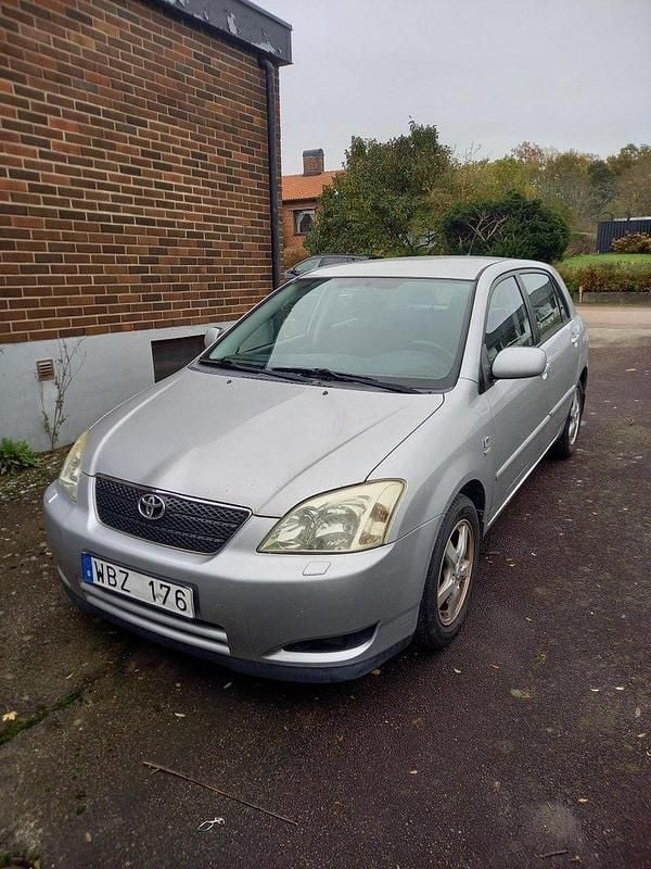 Silver Begagnad 2004 Toyota Corolla Halvkombi | 20 000 kr (Bra pris) - Bild 1/4
