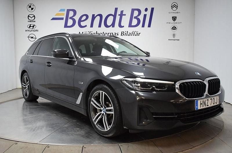 Grå Begagnad 2022 BMW 530e Sport Line Kombi | 284 500 kr (Superpris) - Bild 1/4