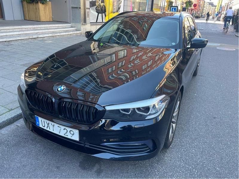 Svart Begagnad 2018 BMW 520 Sport Line Kombi | 247 000 kr (Lite dyr) - Bild 1/4