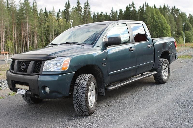 Grå Begagnad 2004 Nissan PickUp Pickup | 109 000 kr - Bild 1/4