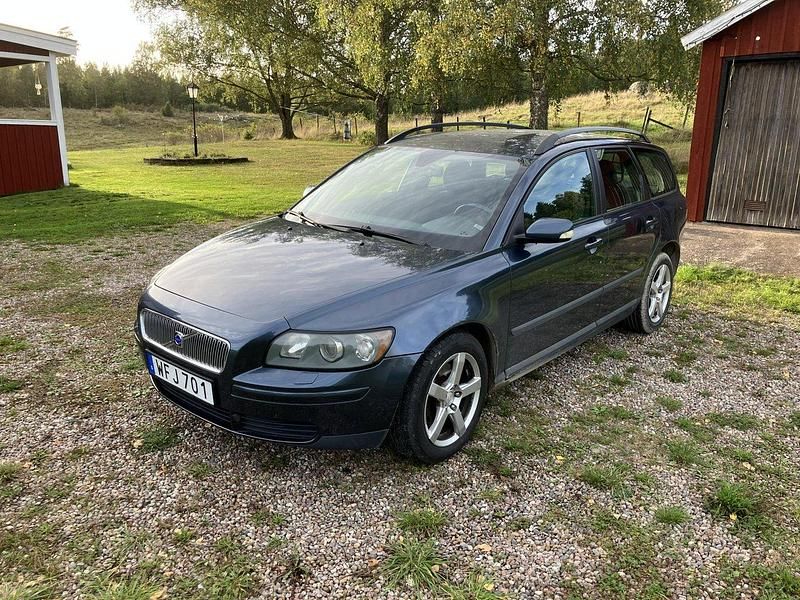 Blå Begagnad 2005 Volvo V50 Kombi | 22 000 kr (Lite dyr) - Bild 1/4