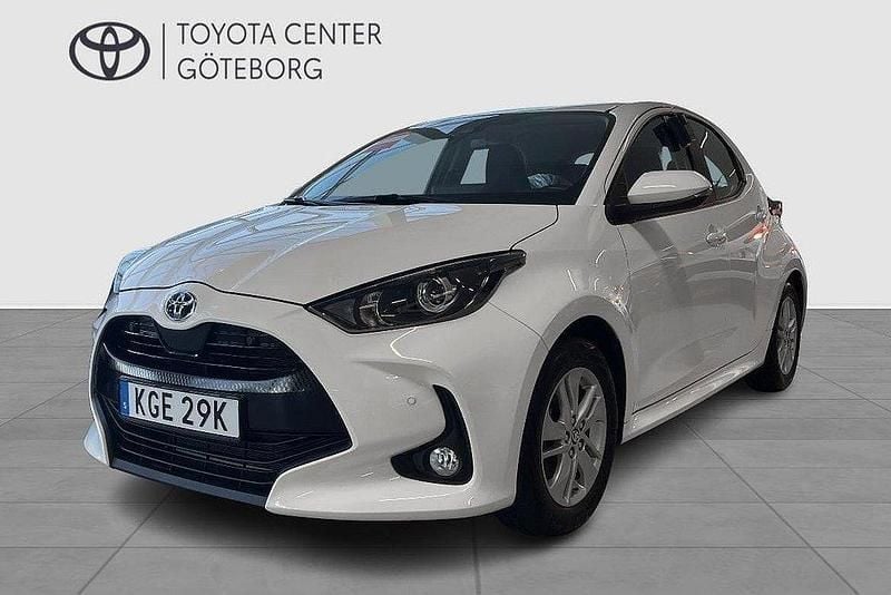 Vit Begagnad 2022 Toyota Yaris Hybrid Active Halvkombi | 224 900 kr (Marknadspris) - Bild 1/2
