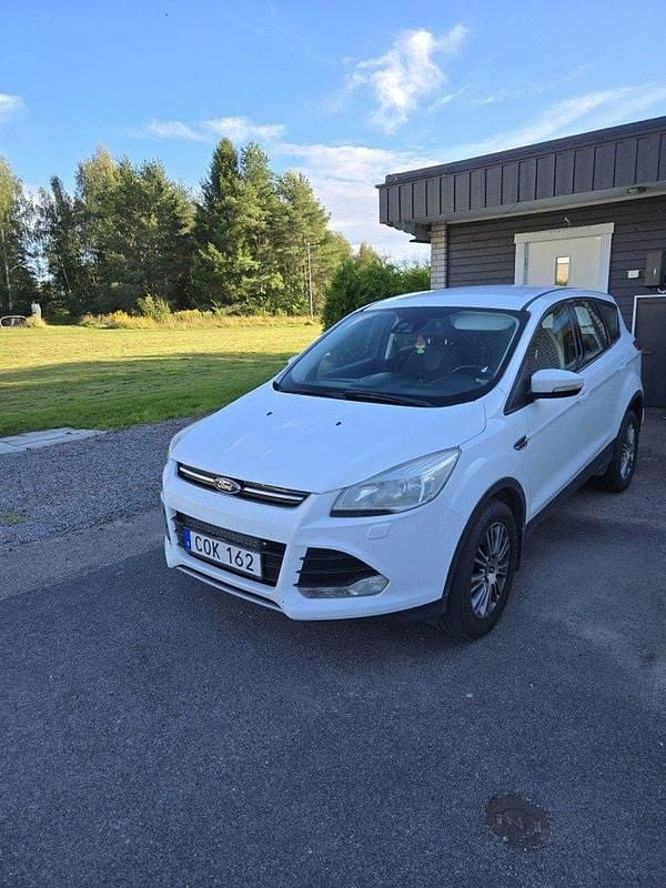 Vit Begagnad 2014 Ford Kuga SUV | 127 000 kr (Marknadspris) - Bild 1/4