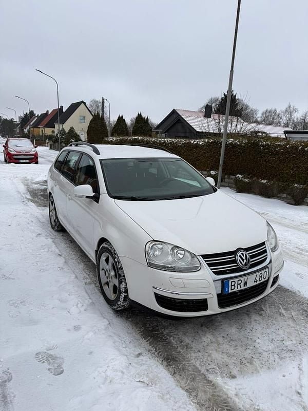 Begagnad VW Golf VI 102 HK (75 kW) 2009 Halvkombi