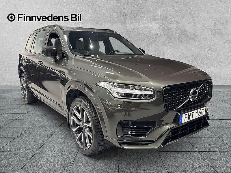 Mörkgrå Begagnad 2022 Volvo XC90 R-Design SUV | 599 000 kr (Marknadspris) - Bild 1/4