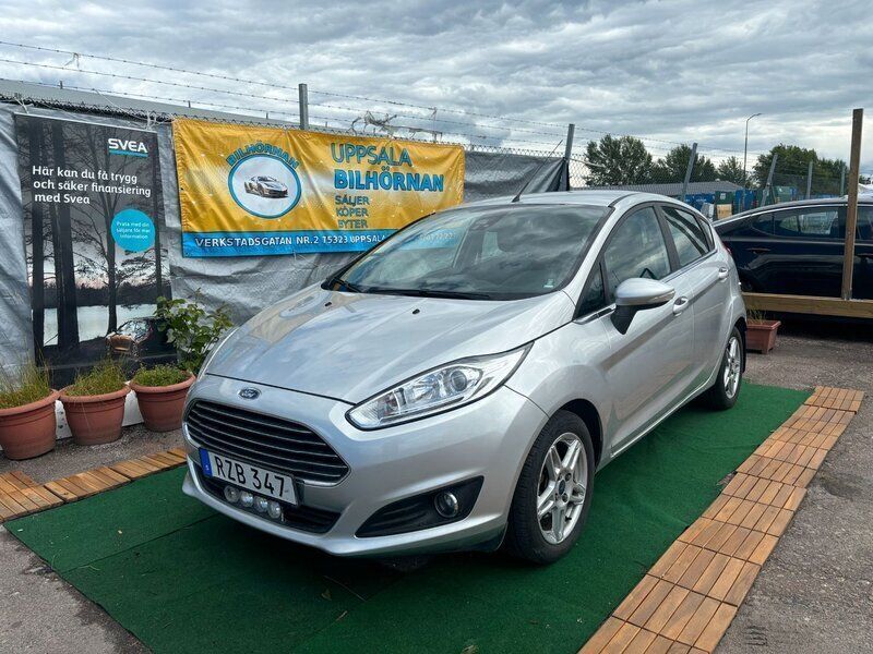 Grå Begagnad 2014 Ford Fiesta Titanium Halvkombi | 104 900 kr (Lite dyr) - Bild 1/4