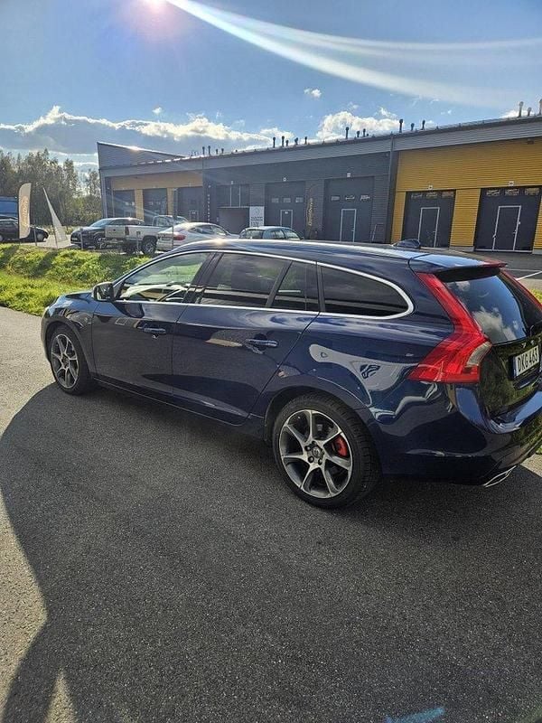 Blå Begagnad 2015 Volvo V60 Ocean Race Kombi | 122 000 kr (Marknadspris) - Bild 1/4