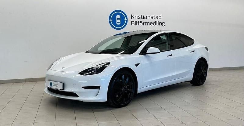 Vit Begagnad 2022 Tesla Model 3 Standard Range Sedan | 269 900 kr (Marknadspris) - Bild 1/4