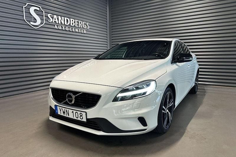 Vit Begagnad 2017 Volvo V40 R-Design Kombi | 199 500 kr (Marknadspris) - Bild 1/4