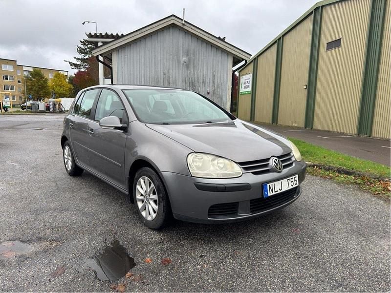 Grå Begagnad 2007 VW Golf V Trendline Halvkombi | 37 500 kr (Marknadspris) - Bild 1/4