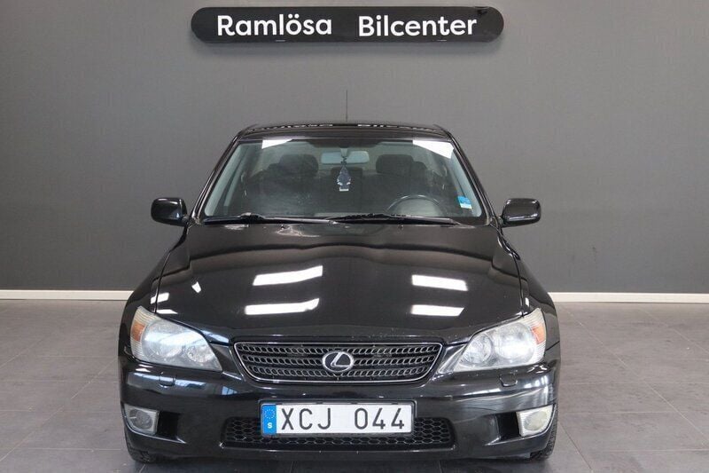 Begagnad Lexus IS200 155 HK (114 kW) 2004 Svart Sedan