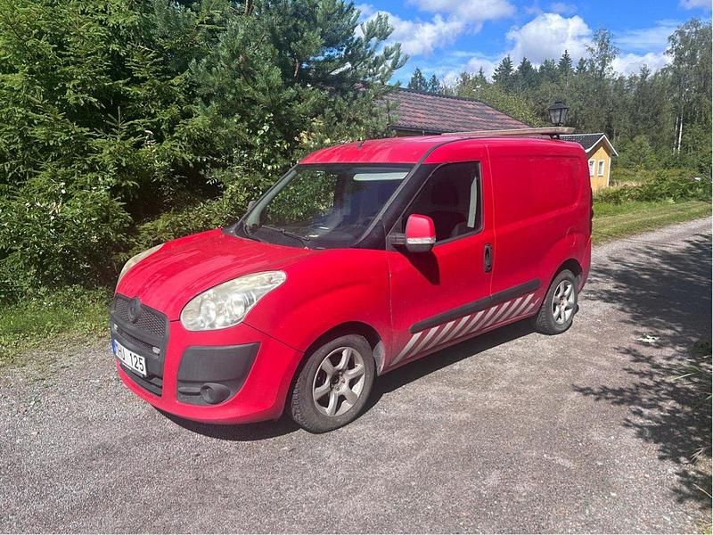 Röd Begagnad 2012 Fiat Doblò Minibuss | 35 000 kr (Marknadspris) - Bild 1/3