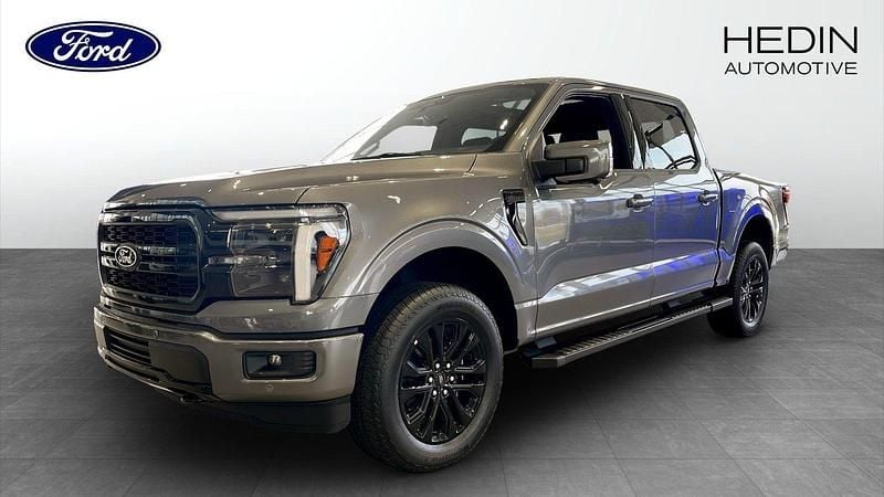 Grå (grey) Ny 2025 Ford F-150 Lariat Pickup | 1 051 440 kr (Marknadspris) - Bild 1/4