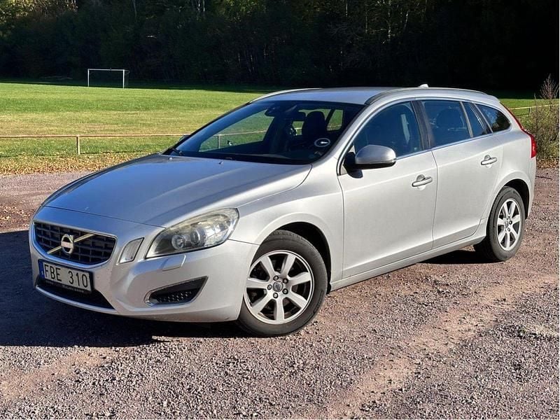 Grå Begagnad 2013 Volvo V60 Momentum Kombi | 65 000 kr (Bra pris) - Bild 1/4