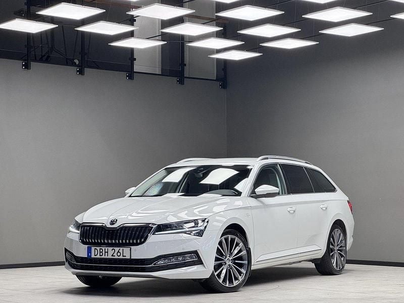 Vit Begagnad 2022 Skoda Superb LAURIN & KLEMENT Kombi | 309 900 kr (Marknadspris) - Bild 1/4