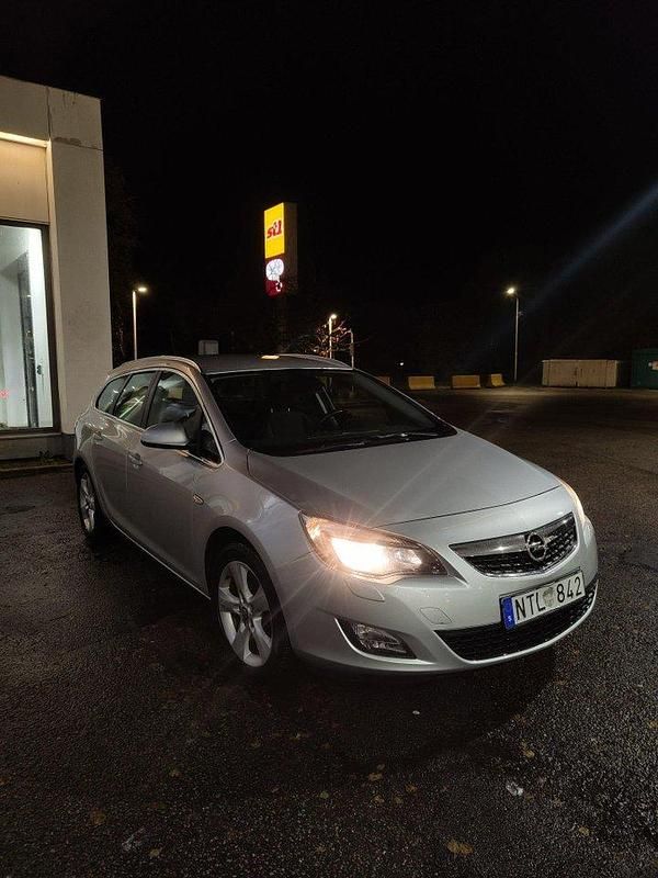 Grå Begagnad 2012 Opel Astra Kombi | 35 000 kr (Marknadspris) - Bild 1/4