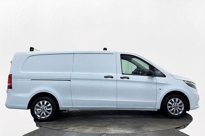 Vit Begagnad 2023 Mercedes Vito Minibuss | 339 900 kr (Superpris) - Bild 1/3