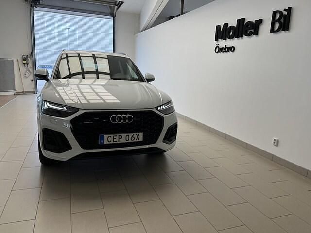 Glaciärvit metallic Begagnad 2025 Audi Q5 Sportback S-Line SUV | 659 000 kr - Bild 1/4