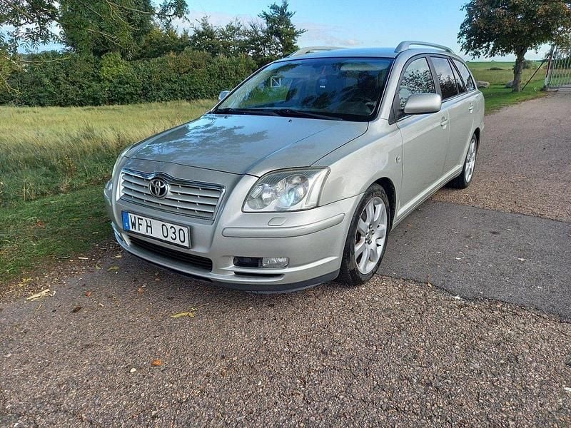 Silver Begagnad 2004 Toyota Avensis Kombi | 33 000 kr (Marknadspris) - Bild 1/4
