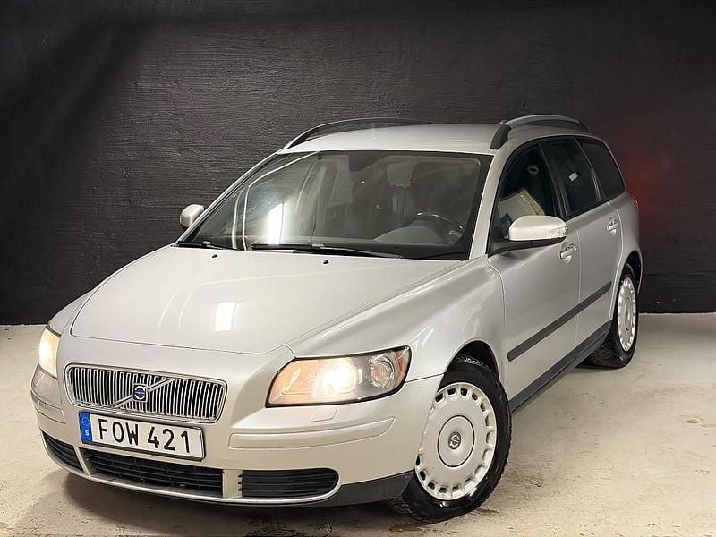 Grå Begagnad 2007 Volvo V50 Kinetic Kombi | 34 900 kr (Marknadspris) - Bild 1/4