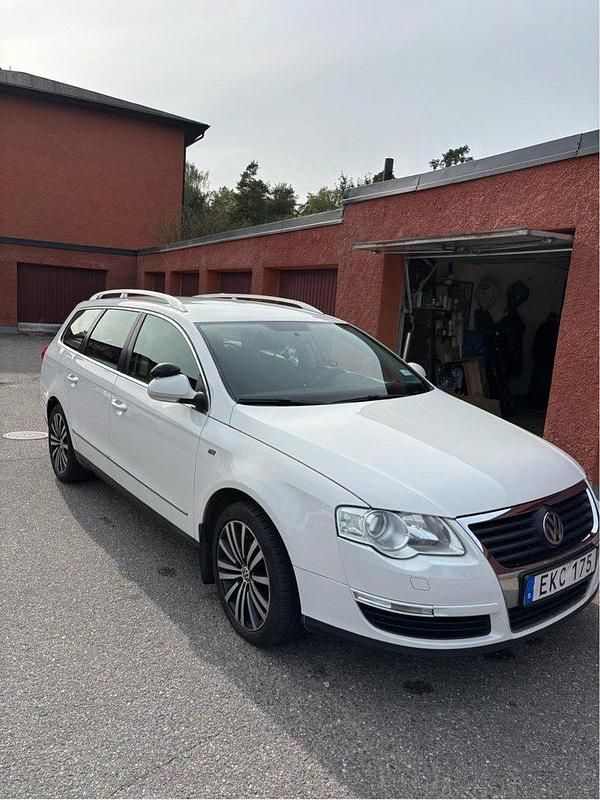 Vit Begagnad 2010 VW Passat Sportline Kombi | 39 000 kr (Marknadspris) - Bild 1/4