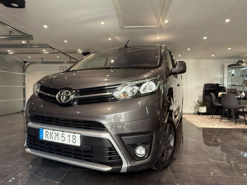 Mörkgrå (grå) Begagnad 2017 Toyota Proace Van | 239 900 kr - Bild 1/4