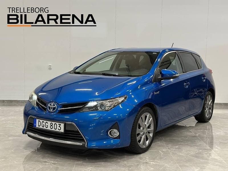 Blå (blå metallic) Begagnad 2014 Toyota Auris Hybrid Edition Halvkombi | 139 900 kr (Marknadspris) - Bild 1/4
