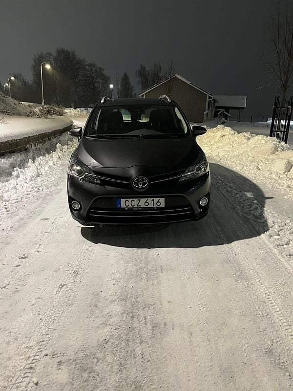 Begagnad 2018 Toyota Verso Minibuss | 159 000 kr (Marknadspris) - Bild 1/4