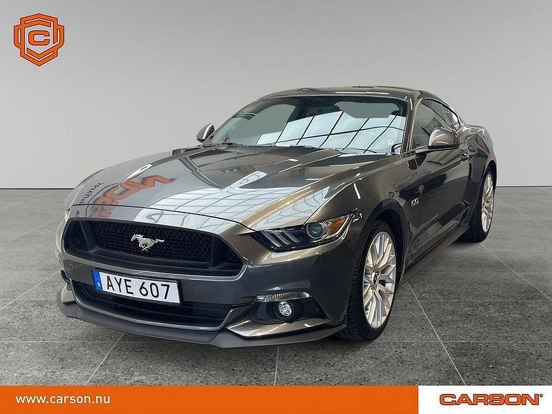 Grå Begagnad 2016 Ford Mustang GT Sportkupé | 384 900 kr (Marknadspris) - Bild 1/4