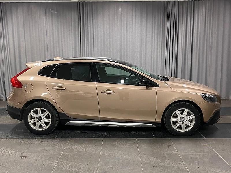 Begagnad Volvo V40 Pro 150 HK (110 kW) 2016 Brun Halvkombi