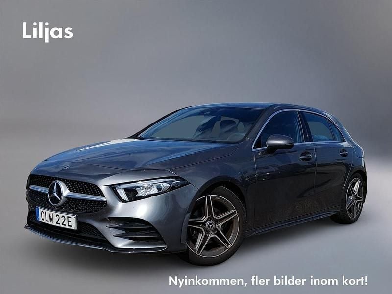 Grå Begagnad 2022 Mercedes A180 AMG Halvkombi | 279 000 kr (Marknadspris) - Bild 1/4