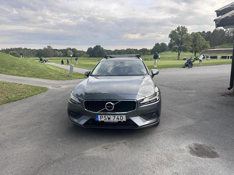 Grå Begagnad 2019 Volvo V60 Kombi | 210 000 kr (Bra pris) - Bild 1/4