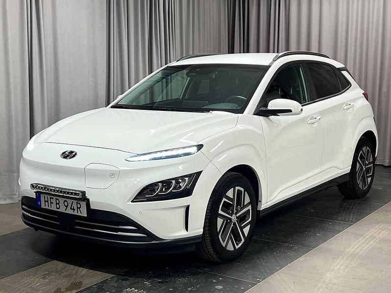 Vit Begagnad 2022 Hyundai Kona Essential SUV | 194 800 kr (Marknadspris) - Bild 1/4
