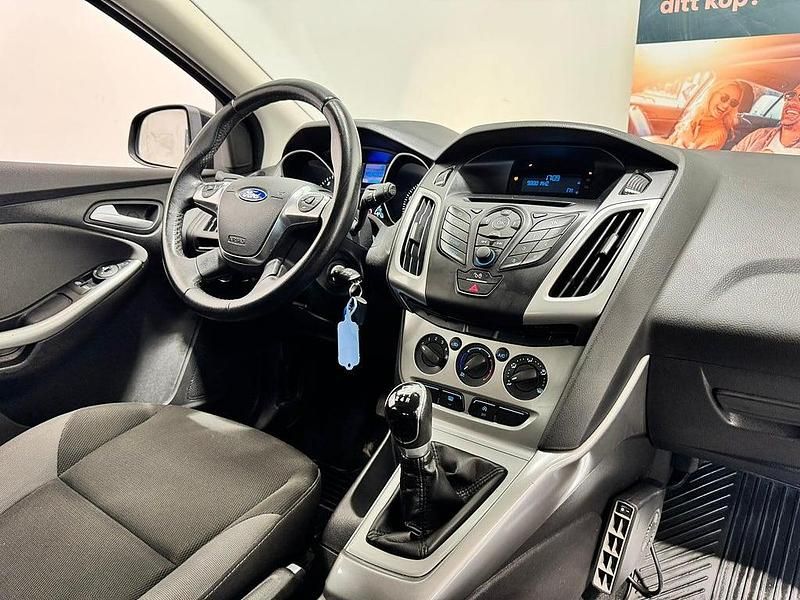 Begagnad Ford Focus Trend 101 HK (74 kW) 2012 Svart Halvkombi