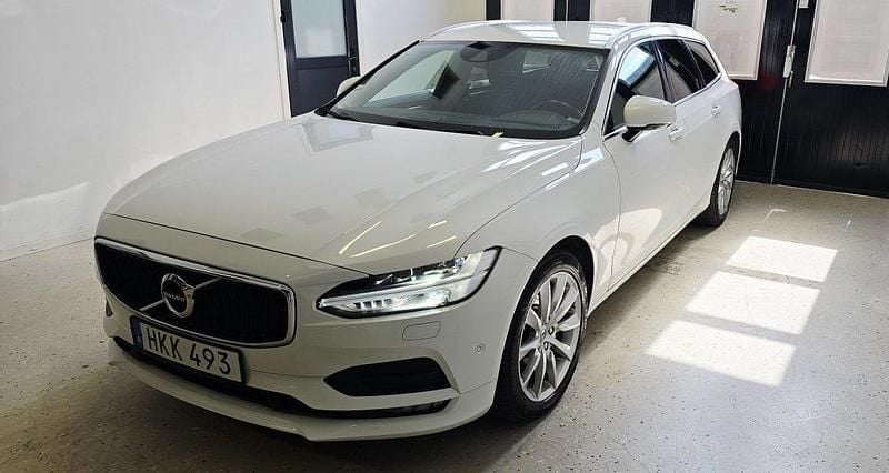 Vit Begagnad 2018 Volvo V90 Momentum Kombi | 199 000 kr (Bra pris) - Bild 1/4
