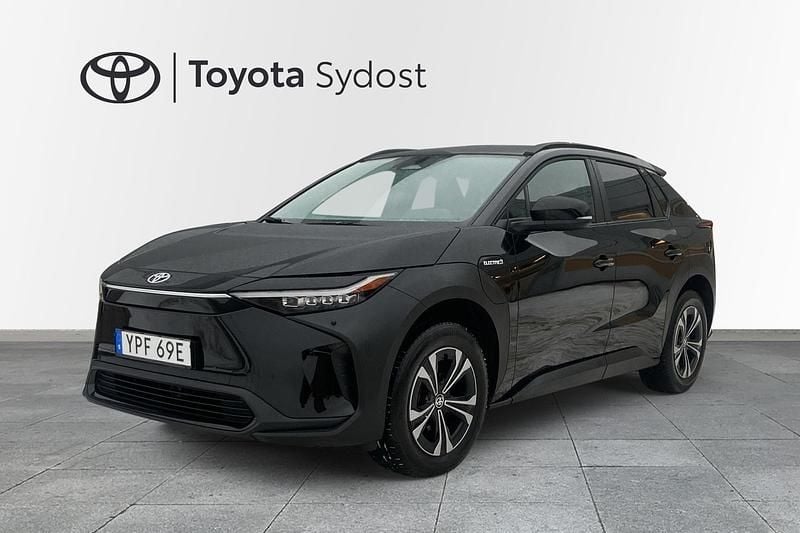 Svart Begagnad 2023 Toyota bZ4X Style SUV | 339 900 kr (Bra pris) - Bild 1/3
