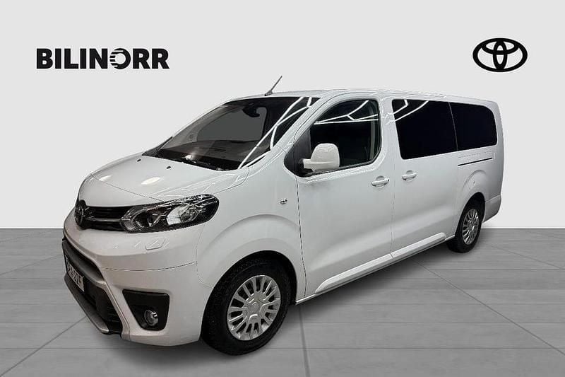 Vit Begagnad 2022 Toyota Proace Verso Kombi | 399 900 kr (Marknadspris) - Bild 1/4
