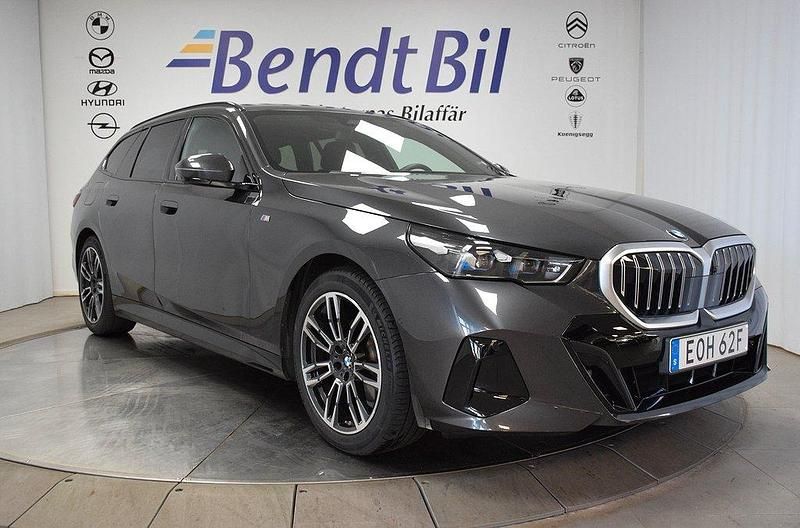 Grå Begagnad 2024 BMW 520 M Sport Kombi | 599 500 kr (Dyr) - Bild 1/3