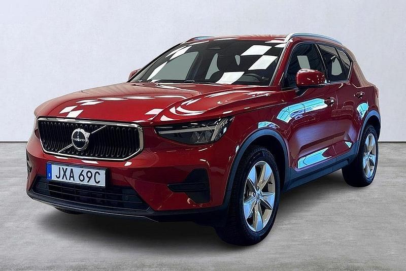 Röd Begagnad 2023 Volvo XC40 Core SUV | 349 900 kr (Marknadspris) - Bild 1/4