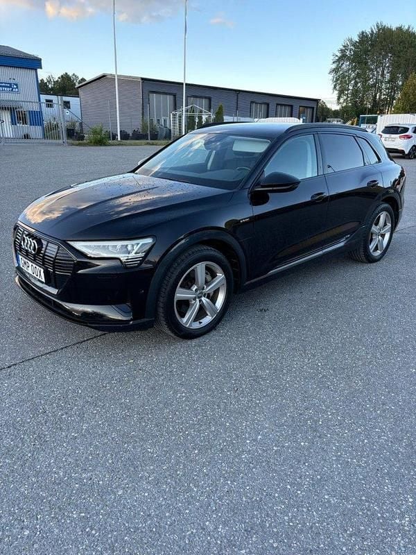 Svart Begagnad 2020 Audi e-tron Proline SUV | 286 500 kr (Bra pris) - Bild 1/4
