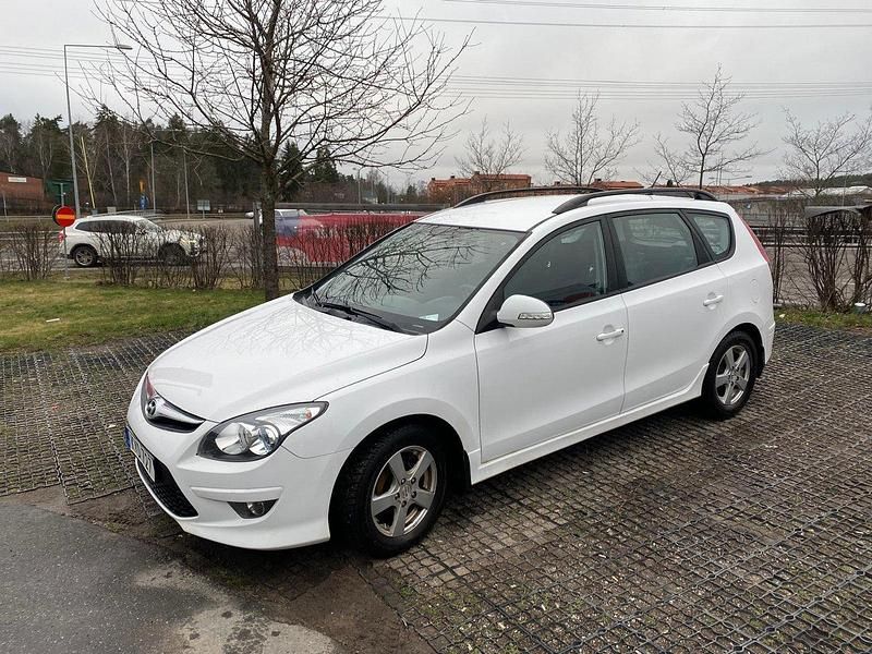 Vit Begagnad 2011 Hyundai i30 Kombi | 55 000 kr (Lite dyr) - Bild 1/4
