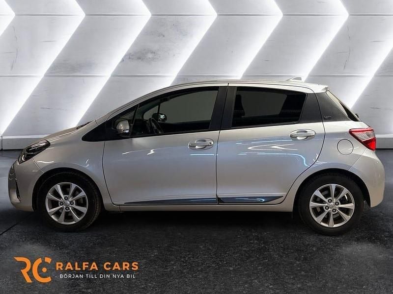 Begagnad Toyota Yaris Hybrid 101 HK (74 kW) 2019 Silver Halvkombi