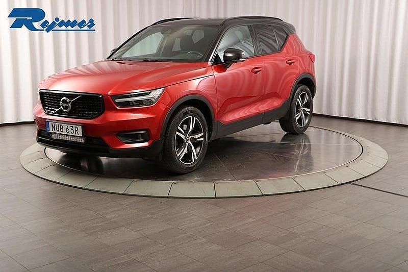 Fusion red metallic Begagnad 2019 Volvo XC40 R-Design SUV | 279 800 kr (Marknadspris) - Bild 1/4